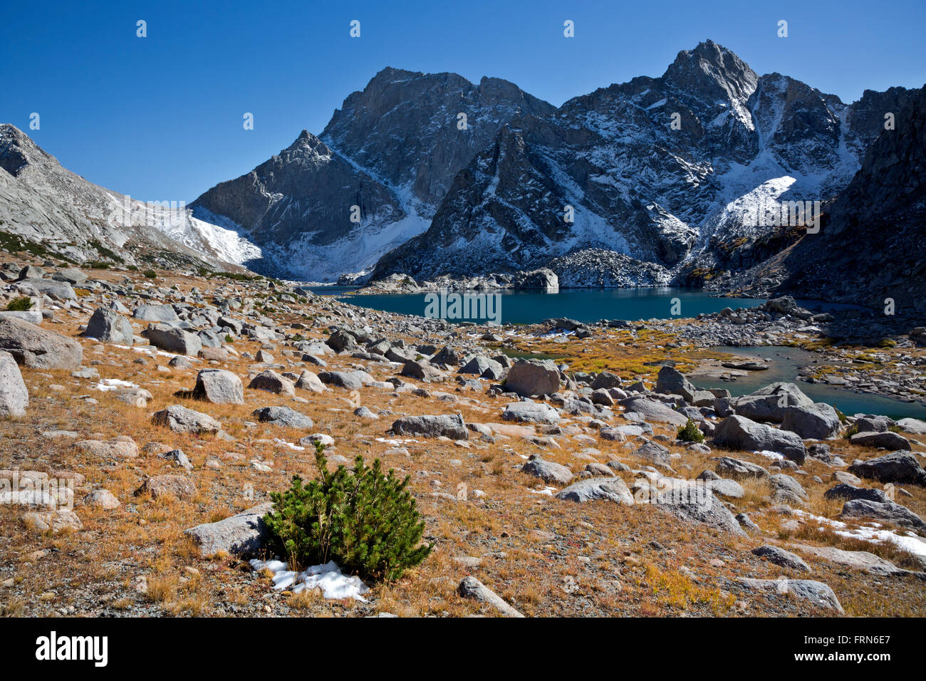 WY01364-00...WYOMING - Lago del tempio e Tempio di picco nel deserto Bridger sezione del Wind River Range. Foto Stock