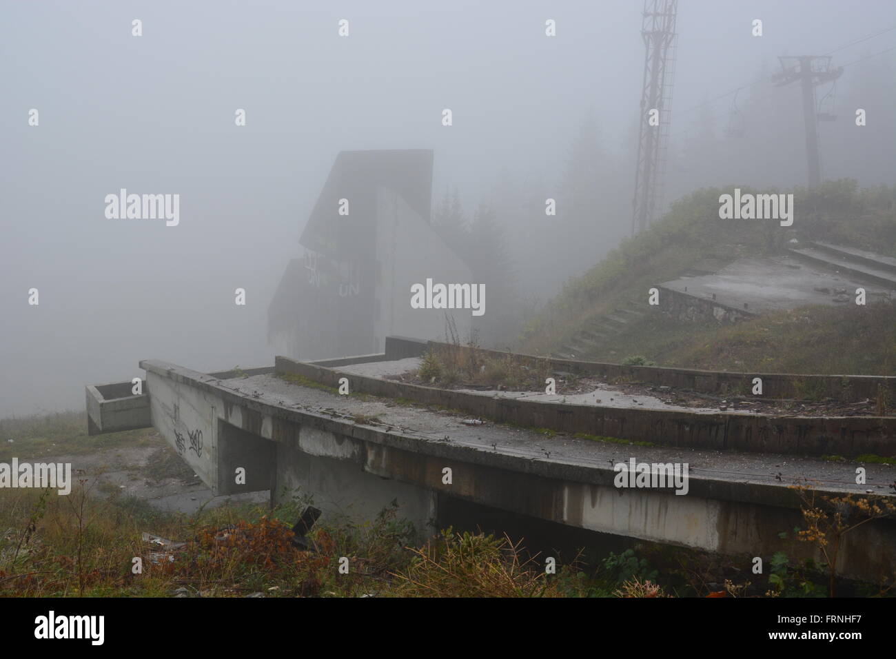 I due salti di sci dal 1984 Sito olimpico al di fuori di Sarajevo. La zona è stata utilizzata da parte delle Nazioni Unite durante la guerra. Foto Stock