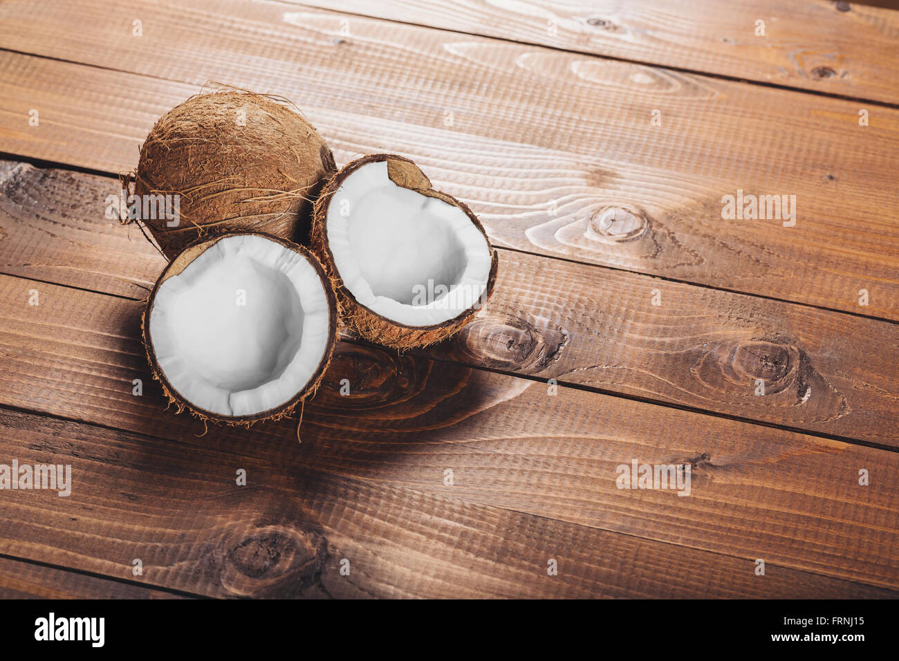 Il cocco su sfondo di legno Foto Stock