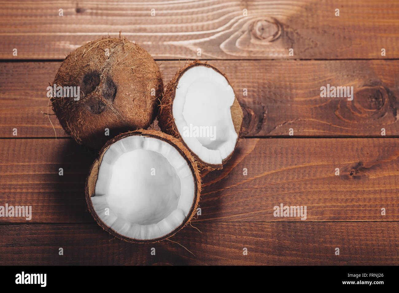 Il cocco su sfondo di legno Foto Stock