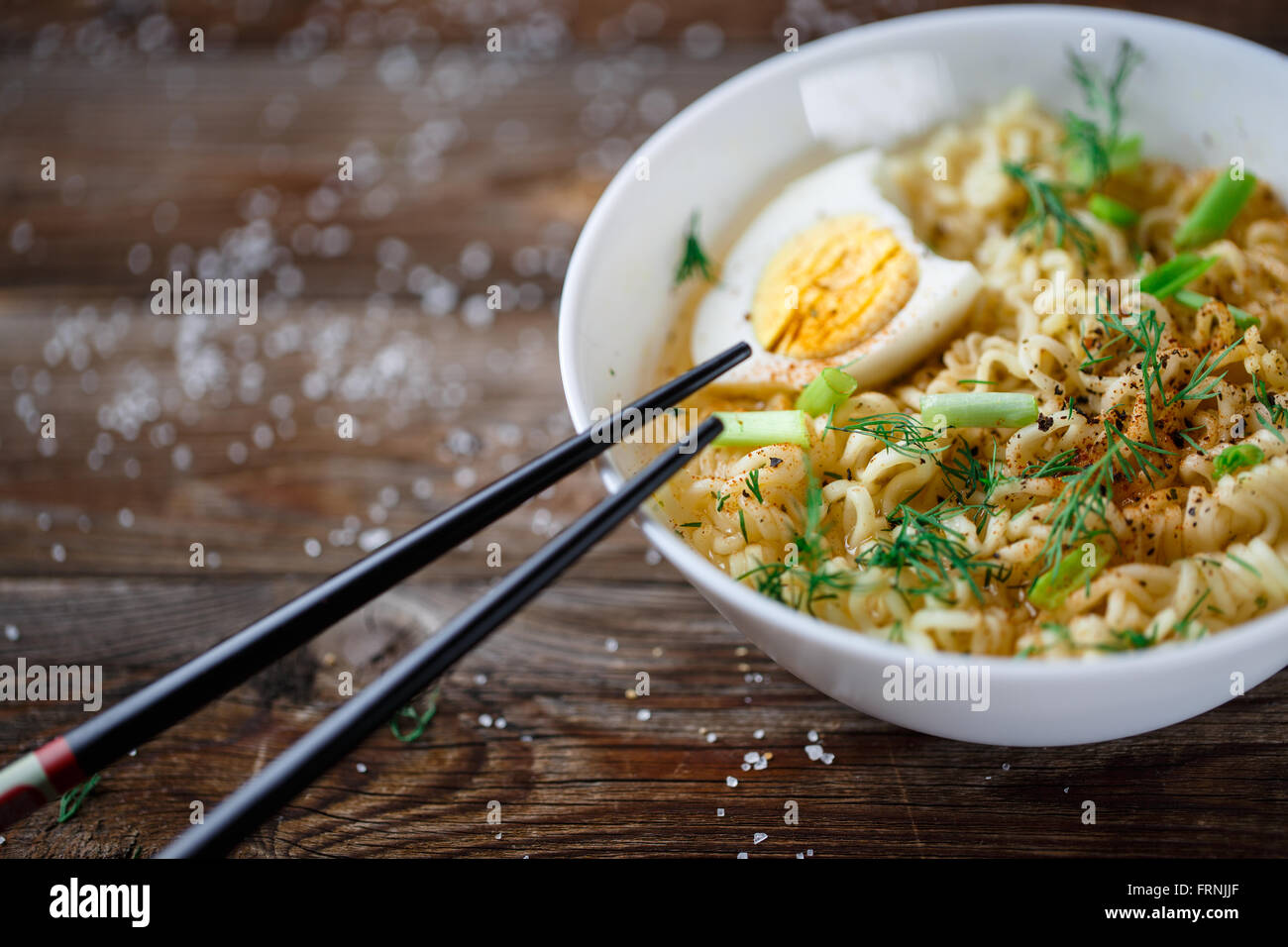 Asian con le tagliatelle fresche cipolla verde e uova sode Foto Stock