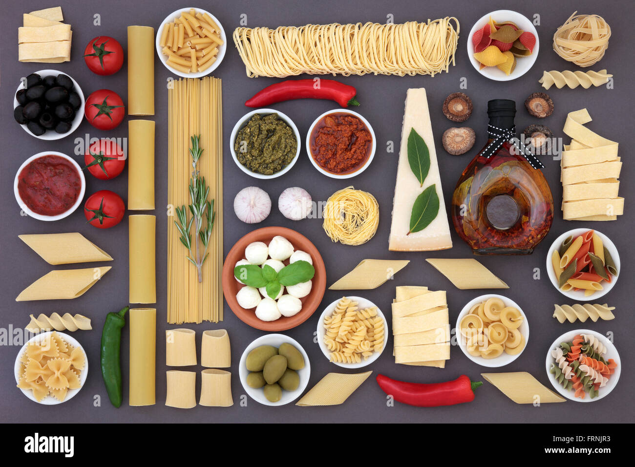 Una sana dieta mediterranea e ingredienti alimentari formando un abstract su sfondo grigio. Foto Stock