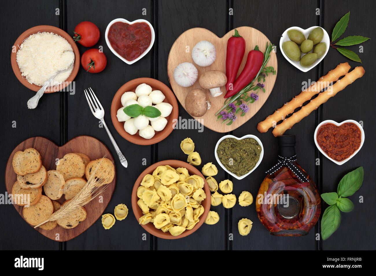 Mediterraneo dieta salutare selezione di cibo su legno scuro dello sfondo. Foto Stock
