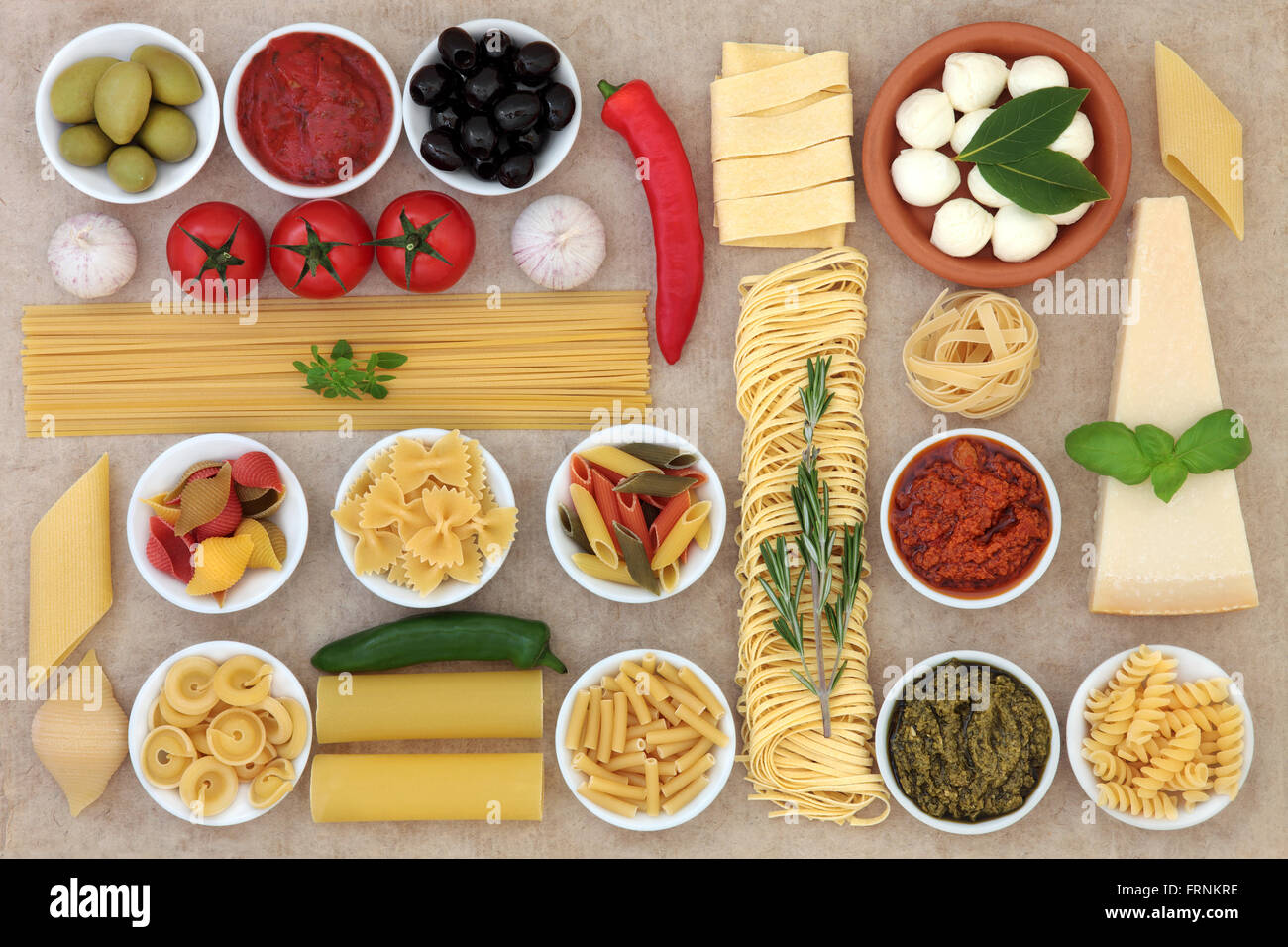 Una sana cucina italiana insieme formando un abstract sfondo naturale su carta di canapa. Foto Stock