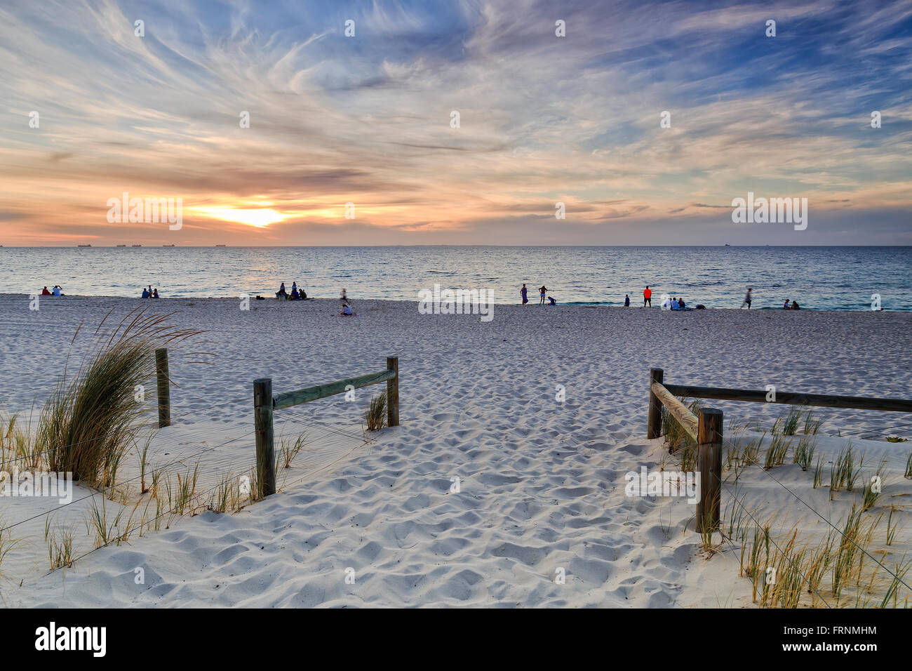 Accesso e ingresso a Cottesloe Beach della città di Perth in Australia occidentale sulla costa indiana. Persone rilassante in una distanza enjoyin Foto Stock
