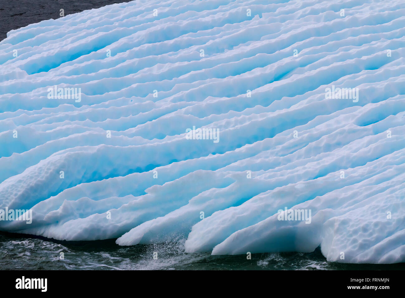 Una vista ingrandita del bordo di un iceberg nella Penisola Antartica, Antartide. Foto Stock