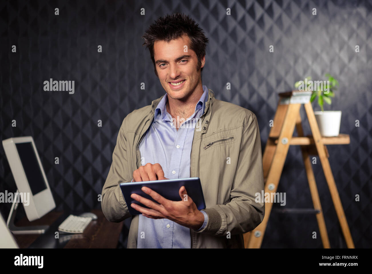 Imprenditore creativo utilizzando tablet Foto Stock