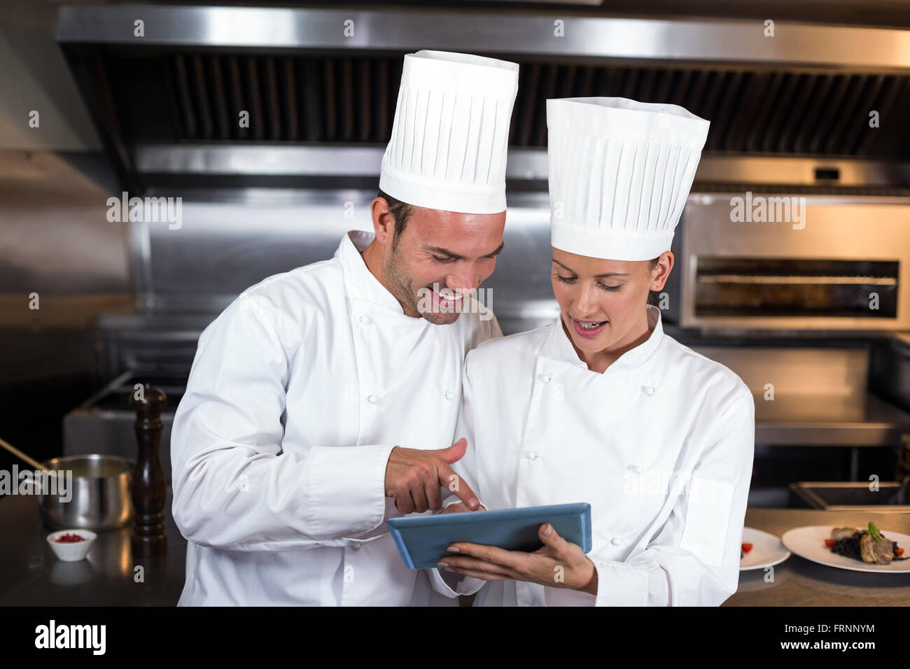 Chef holding negli appunti in cucina Foto Stock