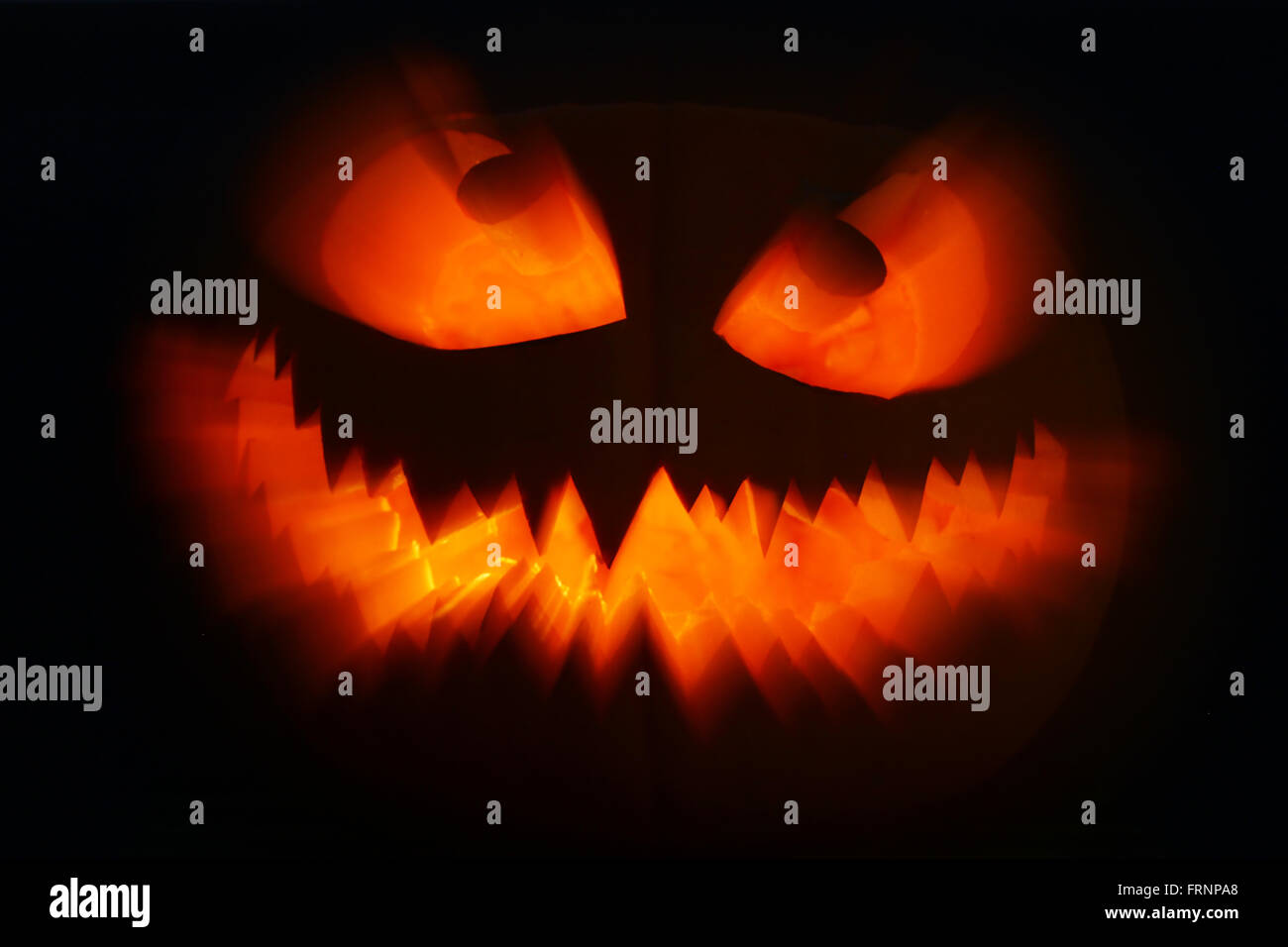 Halloween Jack-o-lantern monster effetti luce teethy sorriso Foto Stock