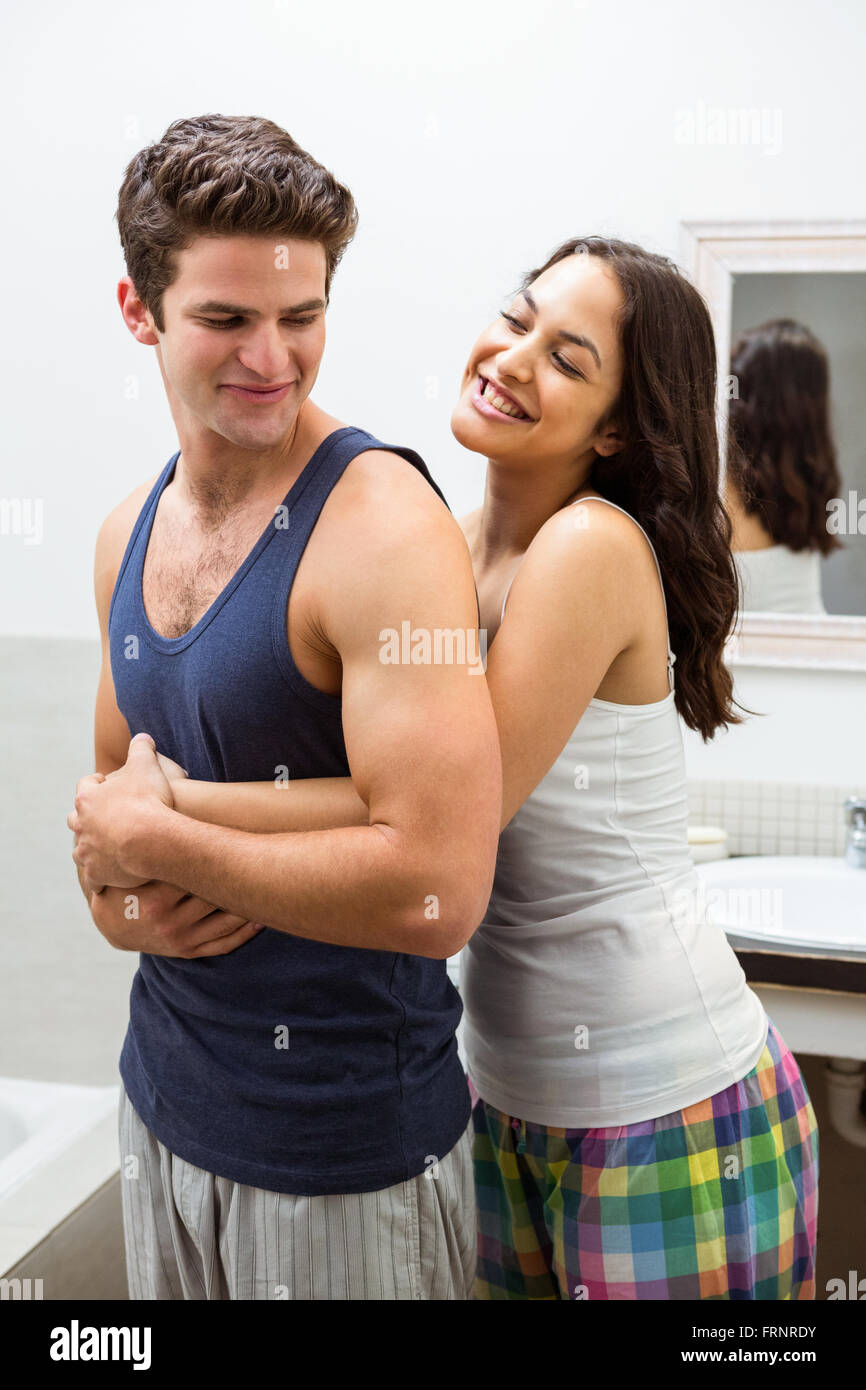 Coppia felice che abbraccia ogni altro Foto Stock