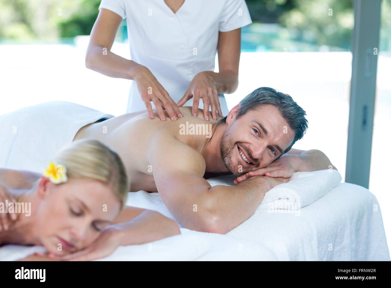 L'uomo riceve massaggio alla schiena dal massaggiatore Foto Stock