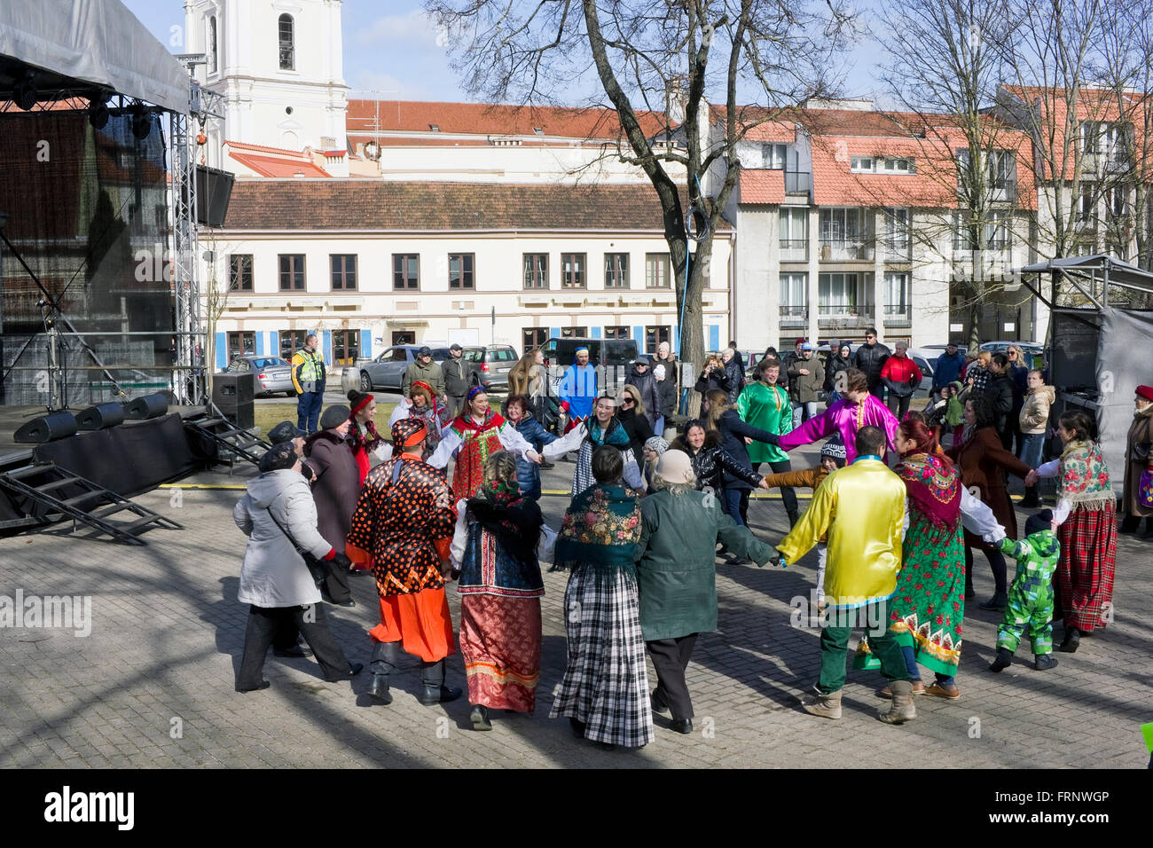 VILNIUS, Lituania - 13 Marzo 2016: la vacanza e fiera dedicata alla primavera e un addio all'inverno. La gente ballare sulla stre solare Foto Stock