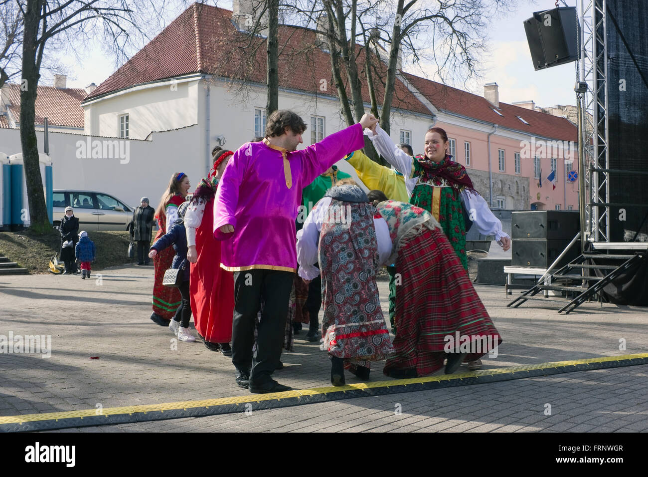 VILNIUS, Lituania - 13 Marzo 2016: la fiera dedicata alla primavera e un addio all'inverno. La gente ballare sulle strade solari e mangiare Foto Stock