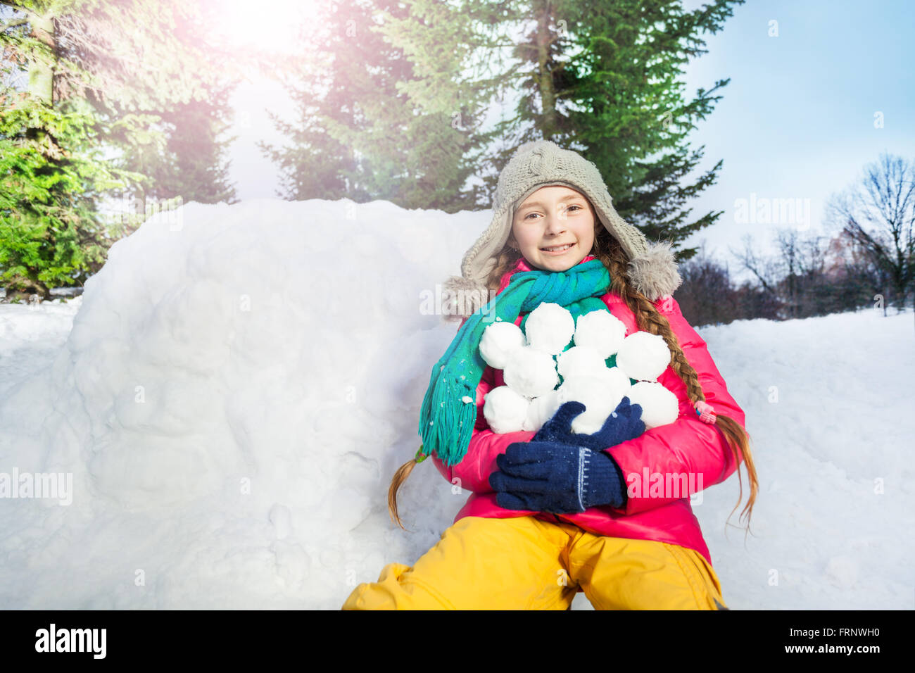 Ragazza divertirsi con la battaglia delle palle di neve in inverno per esterno Foto Stock