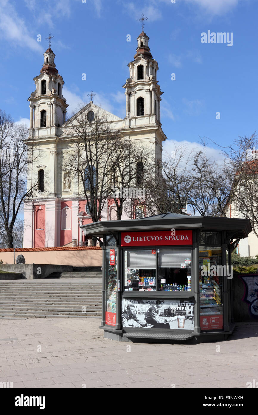 VILNIUS, Lituania - 13 Marzo 2016: piccolo e moderno nuovo negozio generatioin "Lietuvos Spauda' per la vendita di giornali e riviste o Foto Stock