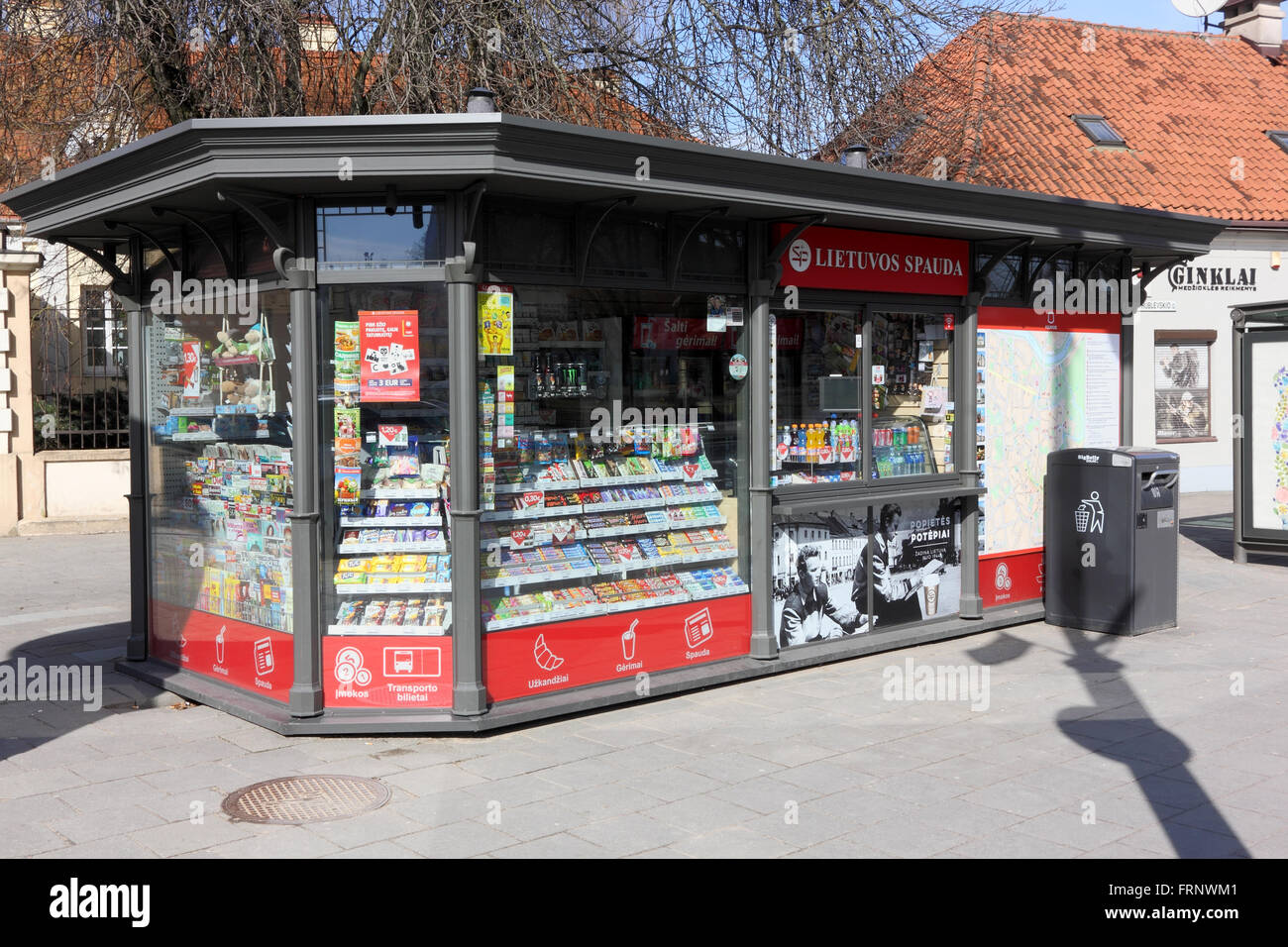 VILNIUS, Lituania - 13 Marzo 2016: nuova e moderna generatioin shop "Lietuvos Spauda' per la vendita di giornali, bevande e un fast food Foto Stock