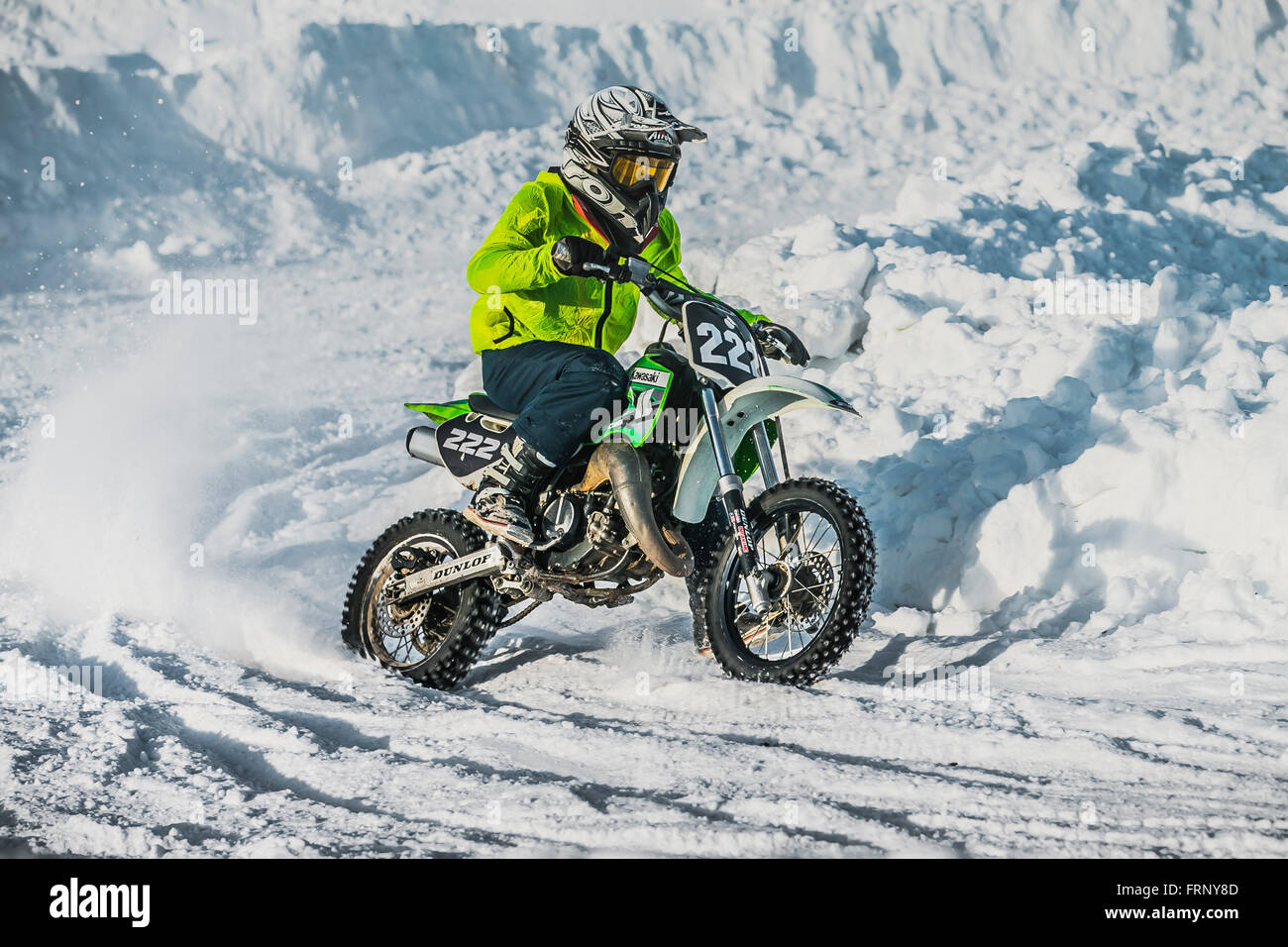 Junior rider su una moto su una strada innevata gara durante la Winter Cup motocross Foto Stock