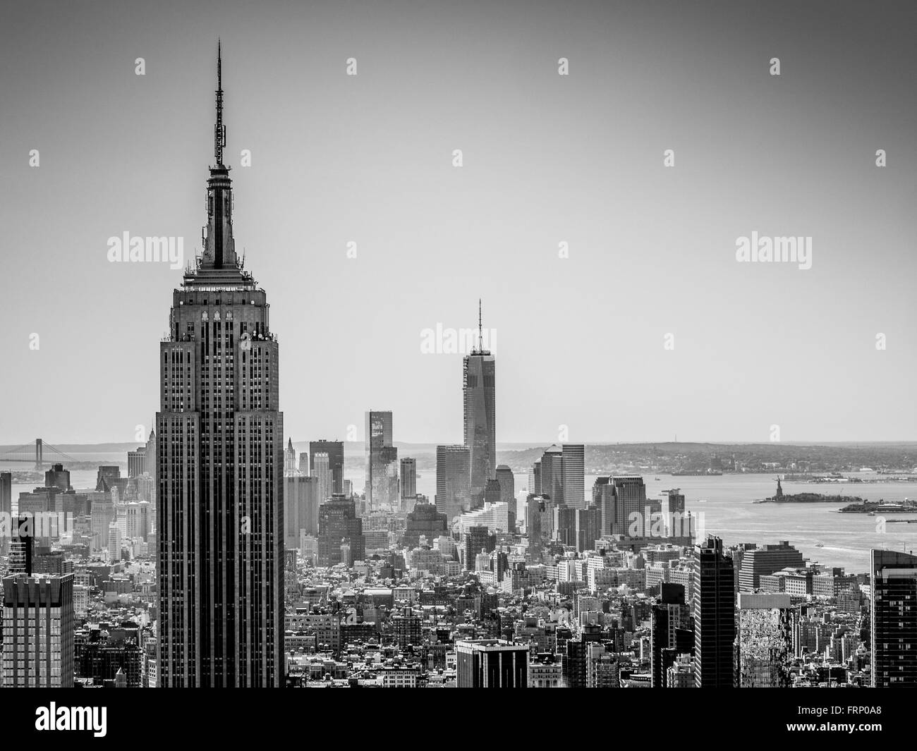 L'Empire State Building, New York City, Stati Uniti d'America, visto dalla piattaforma di osservazione del Rockefeller Center (nella parte superiore della roccia). Foto Stock