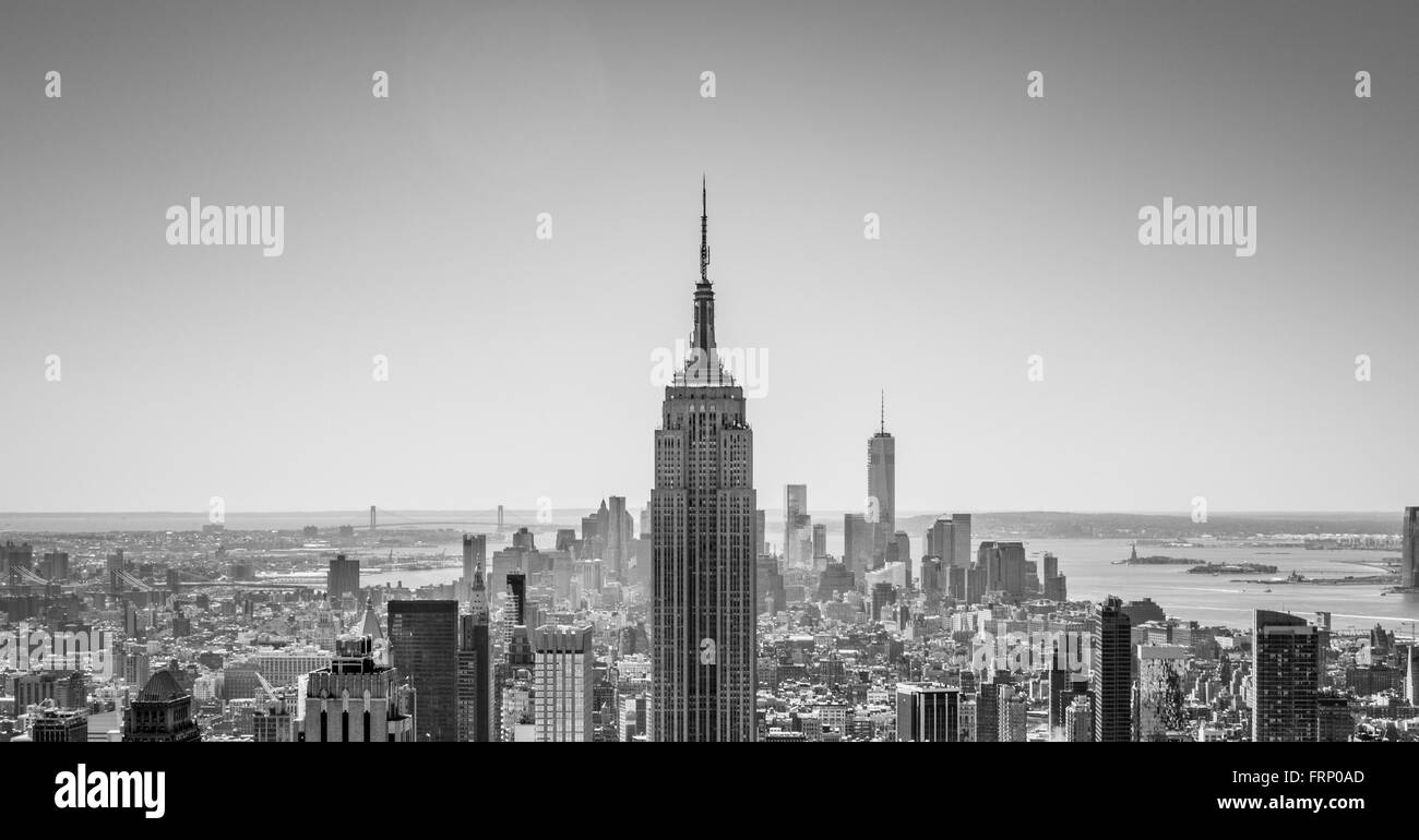 L'Empire State Building, New York City, Stati Uniti d'America, visto dalla piattaforma di osservazione del Rockefeller Center (nella parte superiore della roccia). Foto Stock