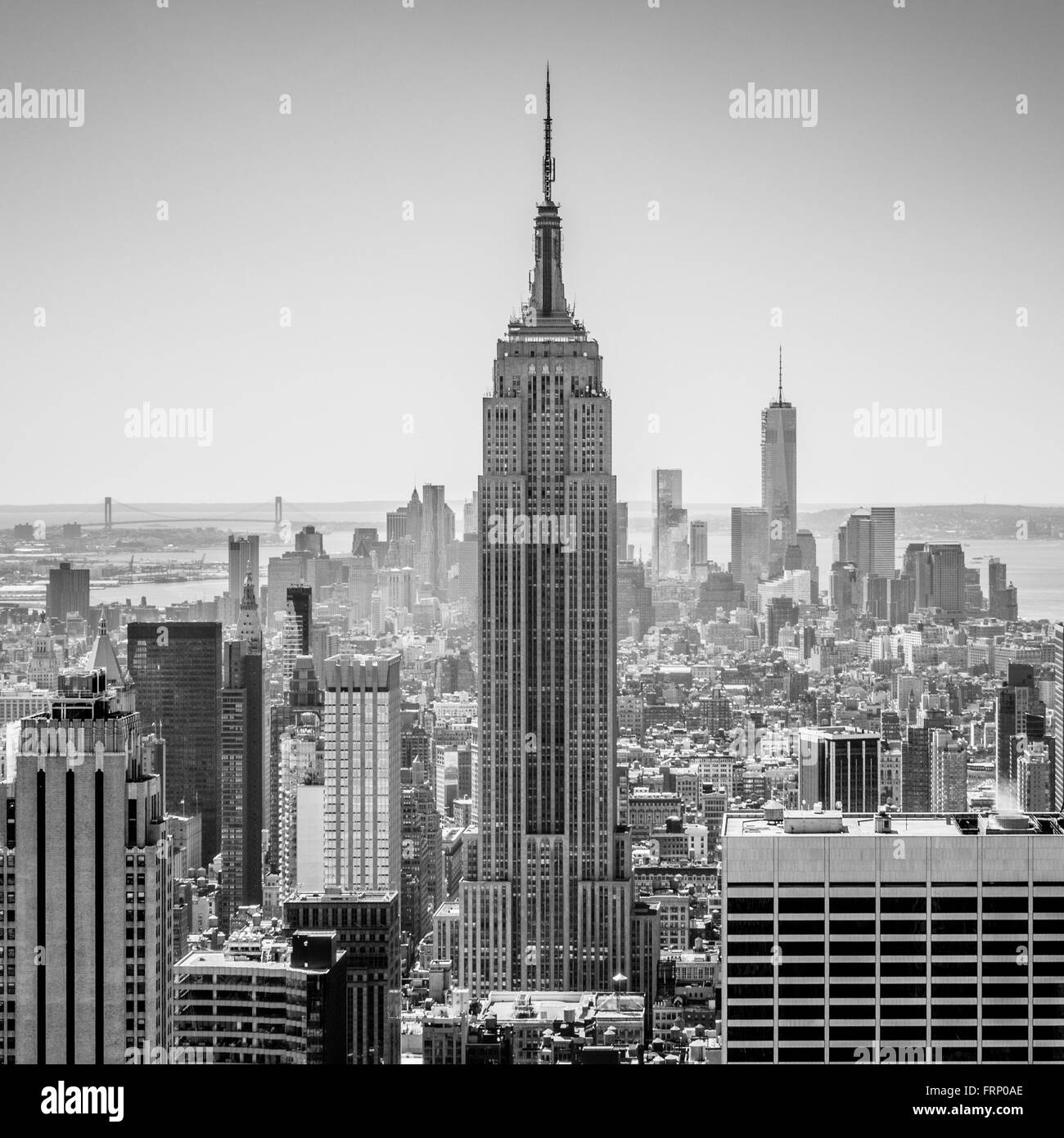 L'Empire State Building, New York City, Stati Uniti d'America, visto dalla piattaforma di osservazione del Rockefeller Center (nella parte superiore della roccia). Foto Stock