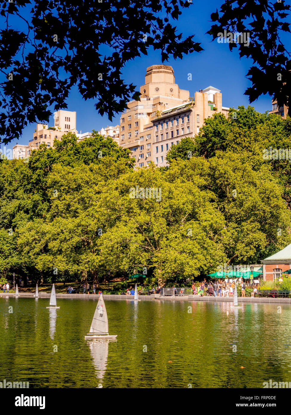 Modellini di barche in acqua del Conservatorio, dal lato est da 72a a 75Street, al Central Park di New York City, Stati Uniti d'America. Foto Stock