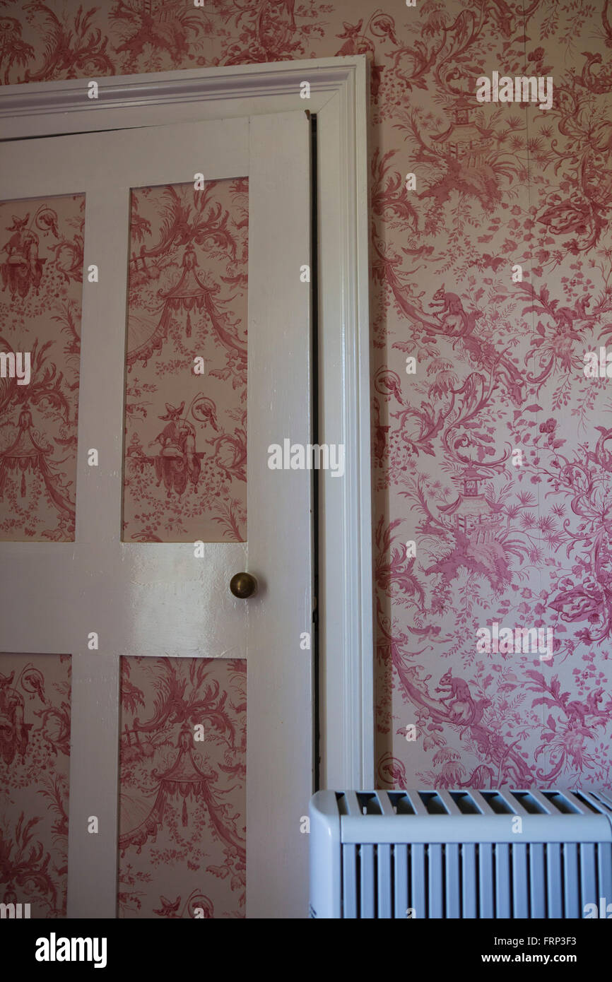 Una vecchia casa che mostra alcuni degli interni deocration con carta da  parati o decoupage su porte in stile tradizionale Foto stock - Alamy