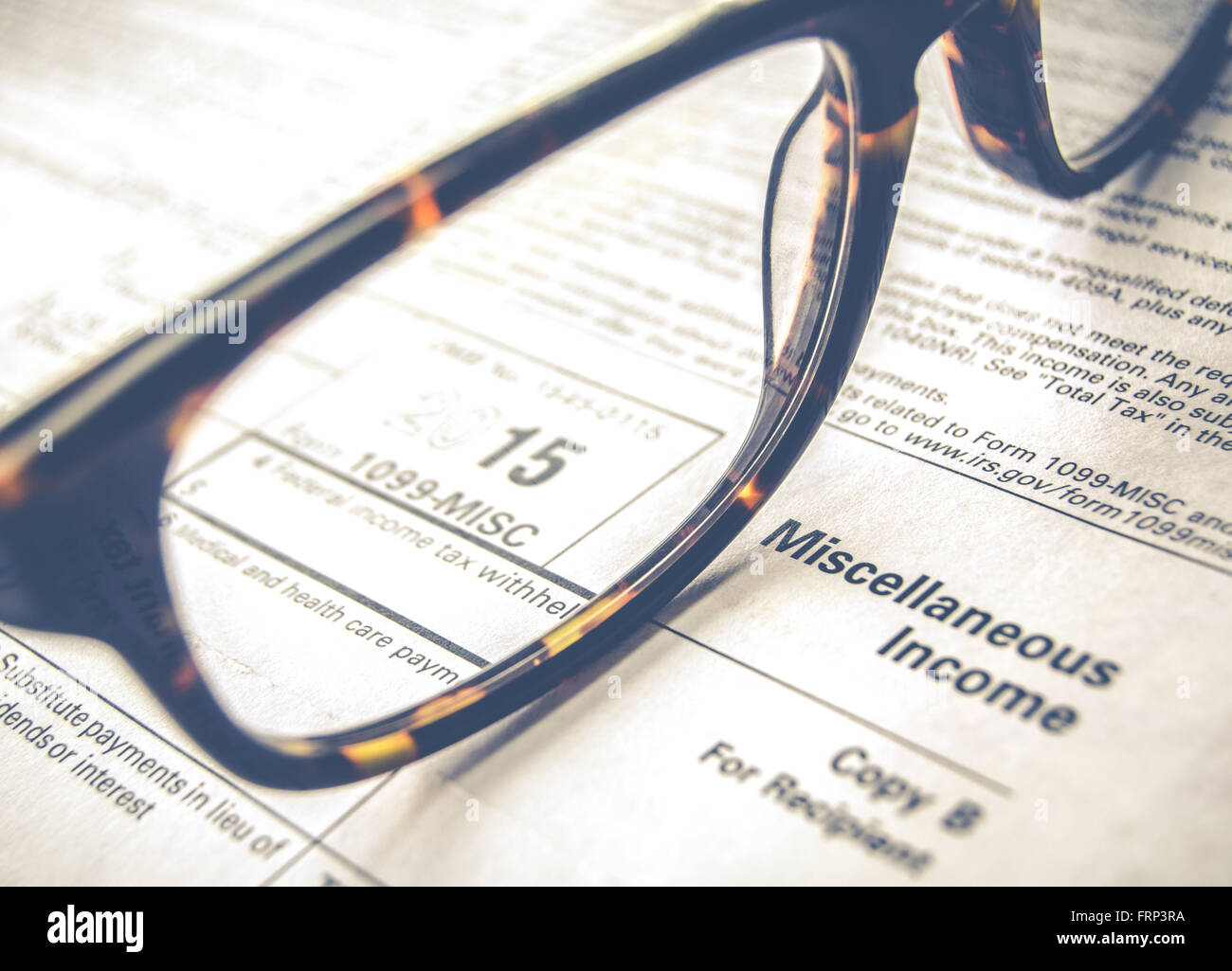 Retrò seppia dettaglio di una forma di imposta per il 2015 guadagni per 2016 Giorno fiscale con gli occhiali Foto Stock