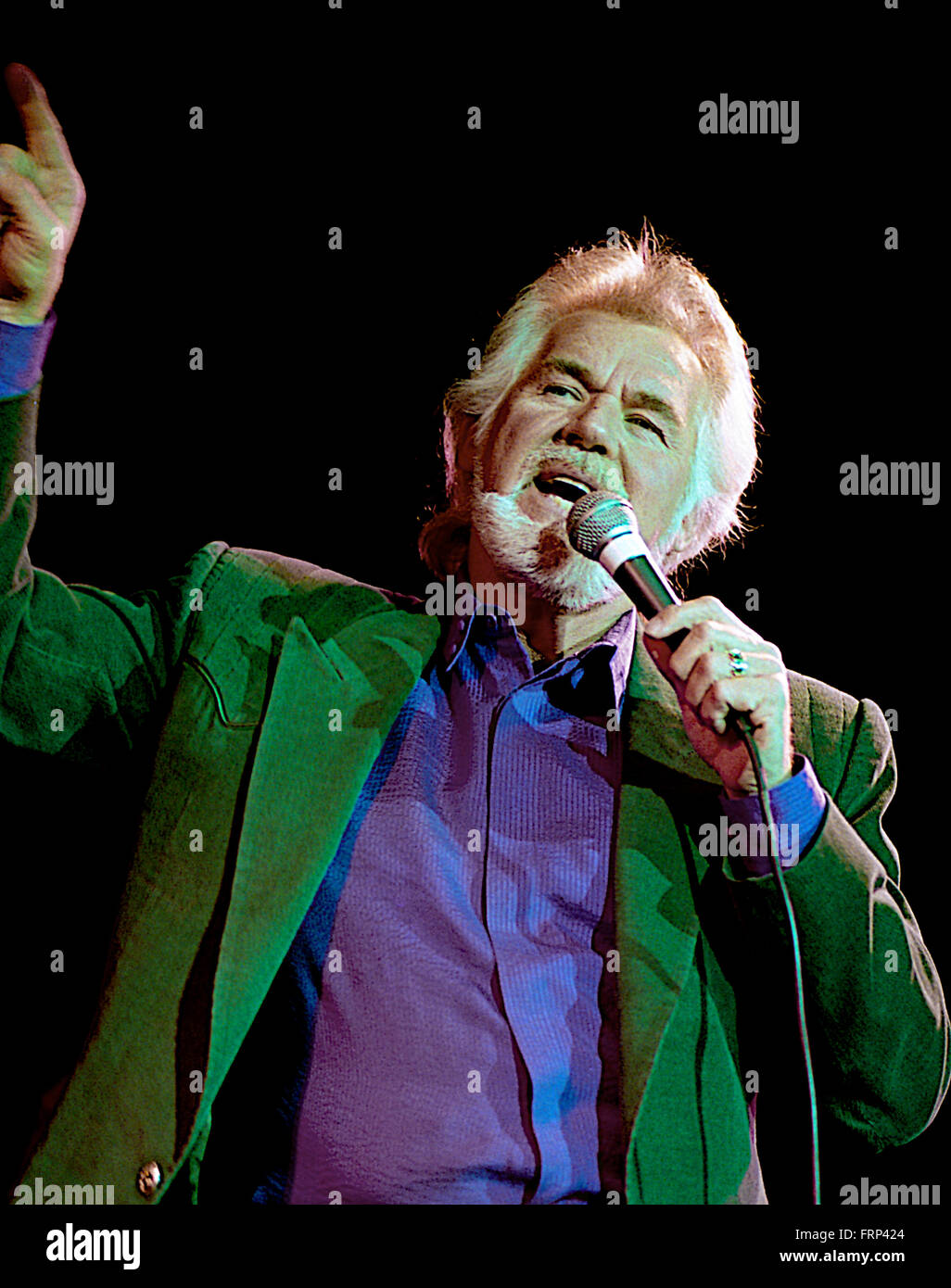 Washington, DC, Stati Uniti d'America, 21 marzo, 1992 Kenny Rogers cantare dal vivo al Voice of America studios Credito: Mark Reinstein Foto Stock