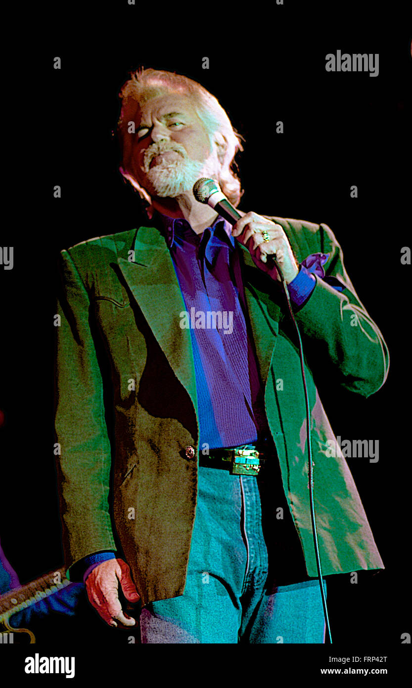 Washington, DC, Stati Uniti d'America, 21 marzo, 1992 Kenny Rogers cantare dal vivo al Voice of America studios Credito: Mark Reinstein Foto Stock