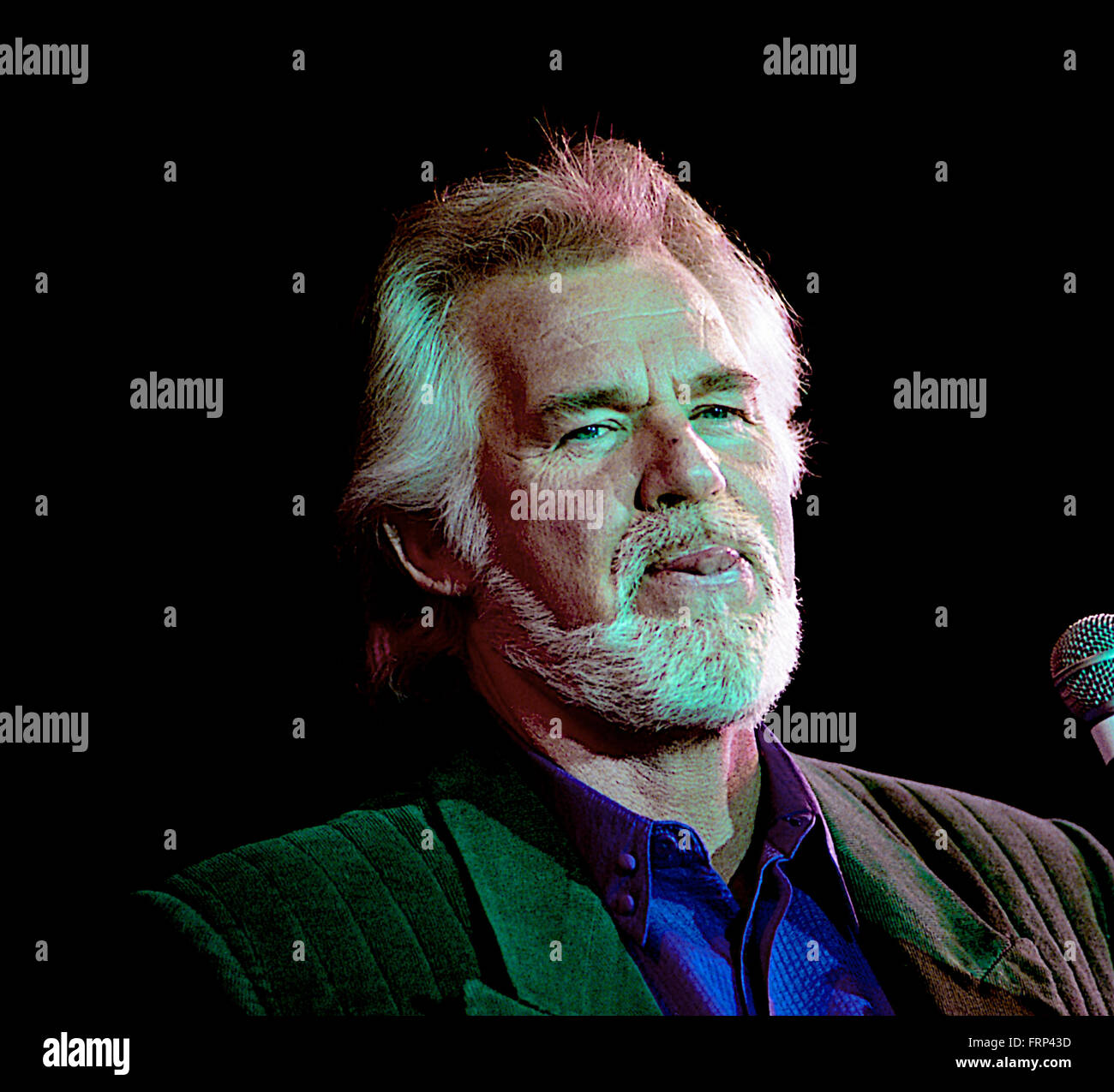 Washington, DC, Stati Uniti d'America, 21 marzo, 1992 Kenny Rogers cantare dal vivo al Voice of America studios Credito: Mark Reinstein Foto Stock