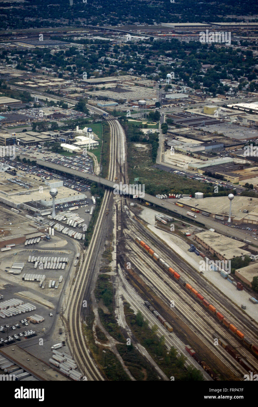 Chicago, Illinois, USA, 1 ottobre, 1987 Un treno cantiere di classificazione o marshalling cantiere è un cantiere ferroviario trovato in alcuni treno merci stazioni, utilizzato per separare i vagoni ferroviari su una delle numerose vie. Prima le vetture sono prese per una traccia, talvolta chiamato un piombo o un trapano. Da lì le vetture vengono inviati attraverso una serie di interruttori denominati una scaletta sulla classificazione tracce. Credito: Mark Reinstein Foto Stock