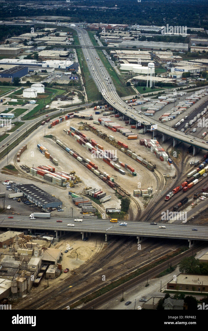 Chicago, Illinois, USA, 1 ottobre, 1987 Un treno cantiere di classificazione o marshalling cantiere è un cantiere ferroviario trovato in alcuni treno merci stazioni, utilizzato per separare i vagoni ferroviari su una delle numerose vie. Prima le vetture sono prese per una traccia, talvolta chiamato un piombo o un trapano. Da lì le vetture vengono inviati attraverso una serie di interruttori denominati una scaletta sulla classificazione tracce. Credito: Mark Reinstein Foto Stock