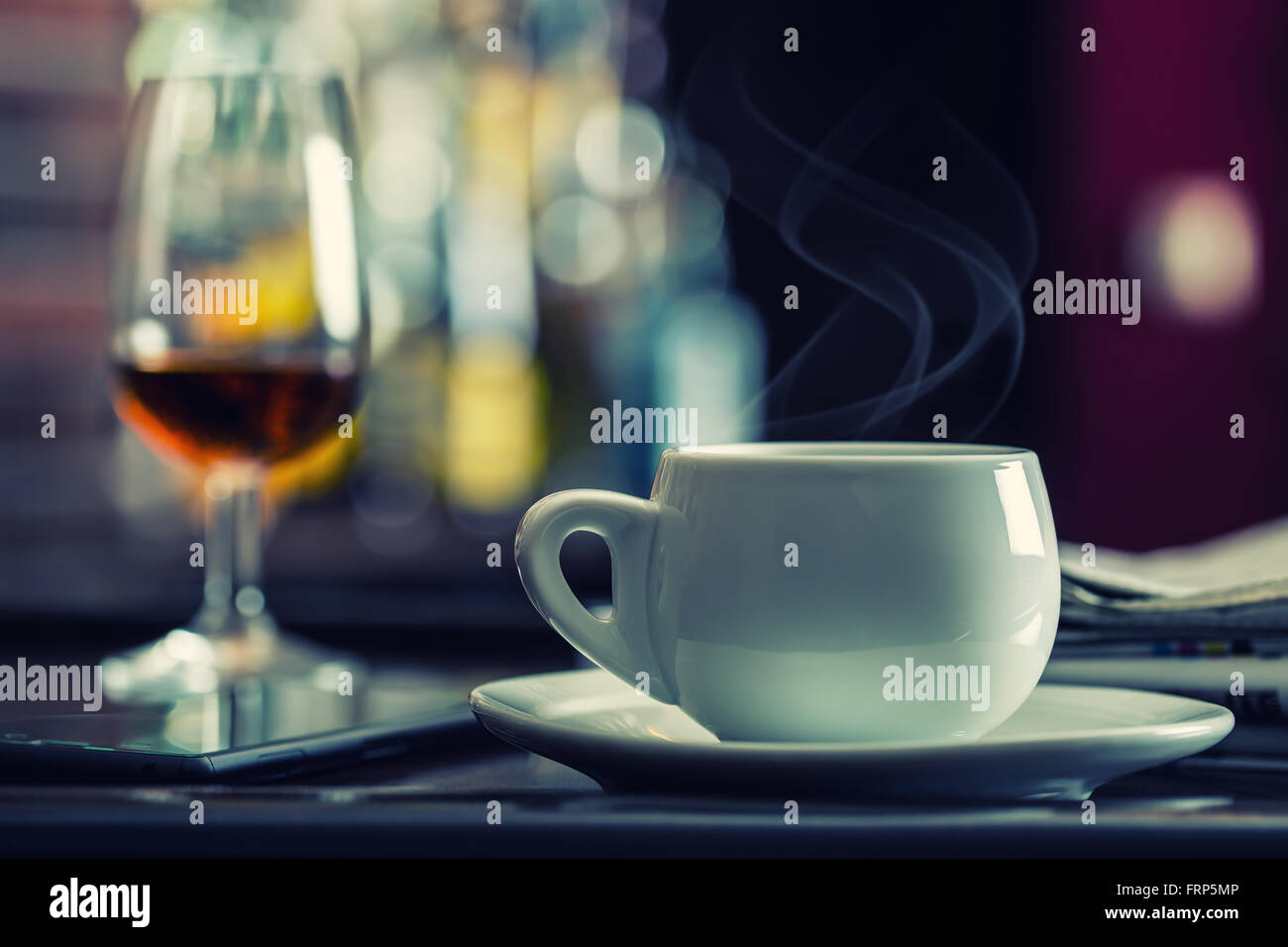 Caffè e drink. Tazza di caffè e brandy Cognac Whiskey aperitivo nel moderno bar notturno Foto Stock