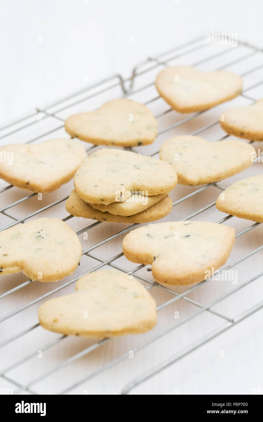 A forma di cuore i cookie su una griglia di raffreddamento. Foto Stock