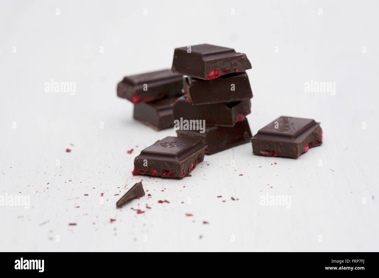 La divina pezzetti di cioccolato su uno sfondo bianco. Foto Stock