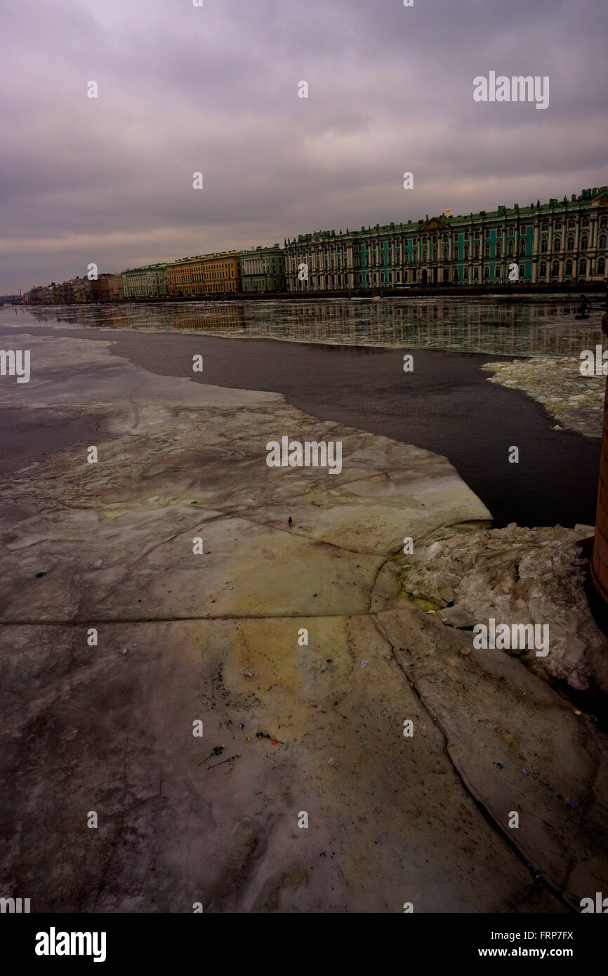 Winter Palace a San Pietroburgo, viste attraverso il gelido fiume Neva. Foto Stock