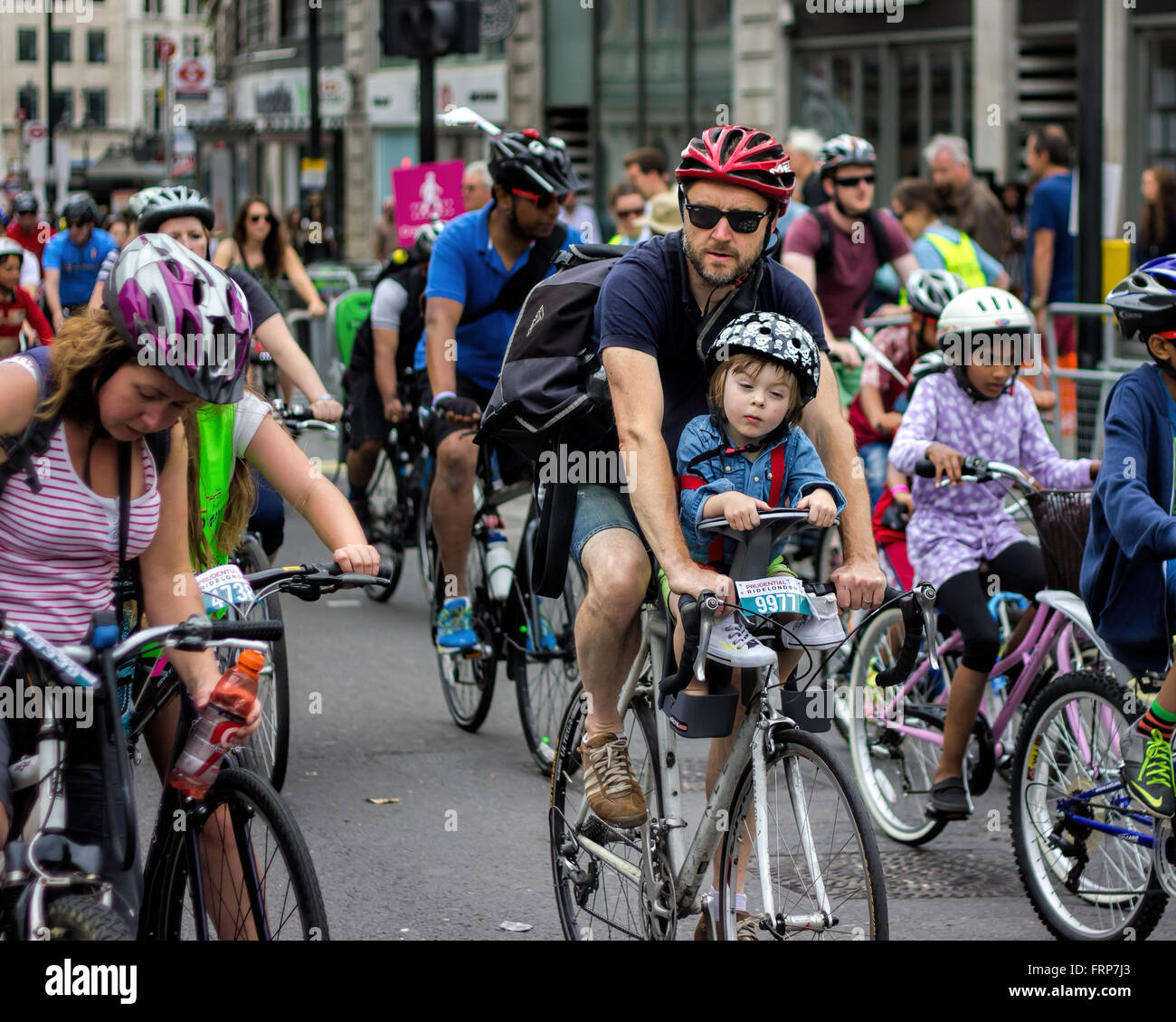 RideLondon manifestazione ciclistica - Londra 2015 padre e figlio a 'RideLondon 2015'; un festival in bicicletta con freeclyling pubblica. Foto Stock