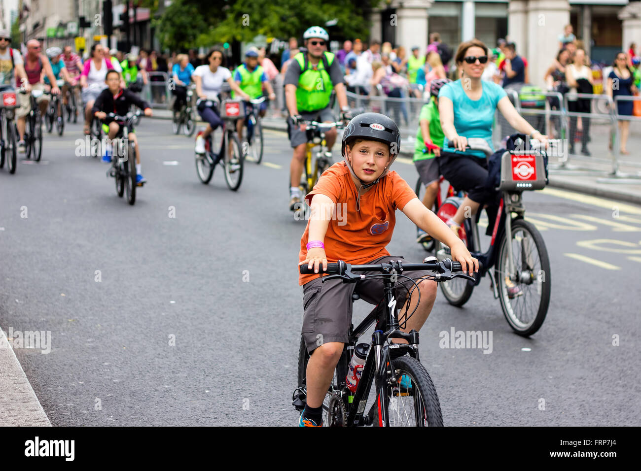 RideLondon manifestazione ciclistica - Londra 2015 Giovane ragazzo a 'RideLondon 2015'; un festival in bicicletta con freeclyling pubblica. Foto Stock