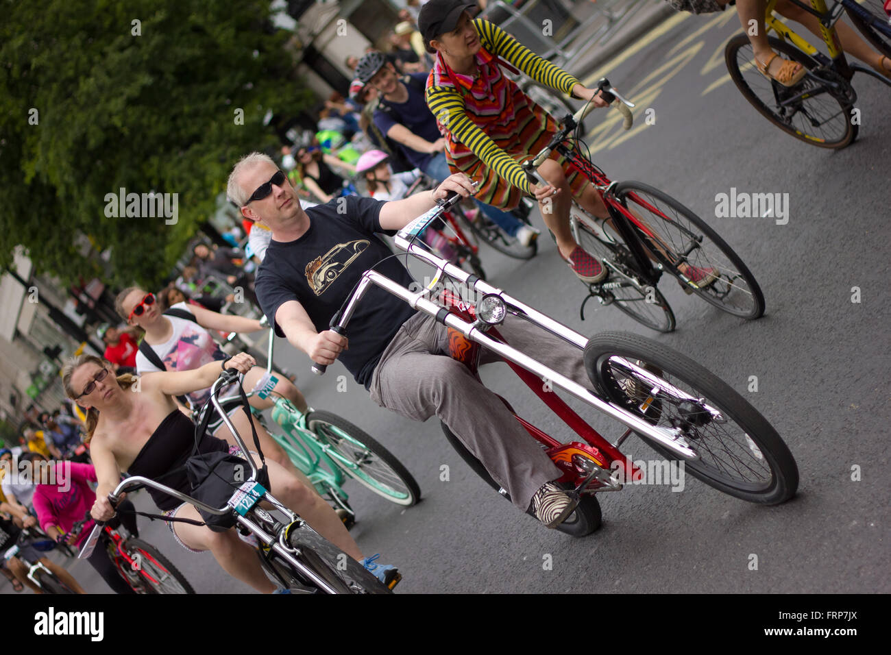 RideLondon manifestazione ciclistica - Londra 2015 ciclisti a 'RideLondon 2015'; un festival in bicicletta con freeclyling pubblica. Foto Stock
