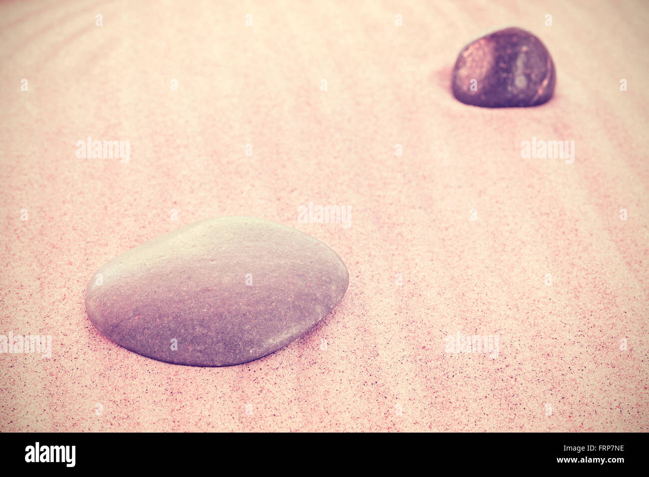 Vintage tonica pietre sulla sabbia, sfondo naturale, la profondità di campo. Foto Stock