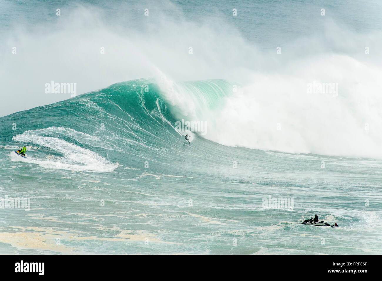 Surfer su una grande onda. Foto Stock