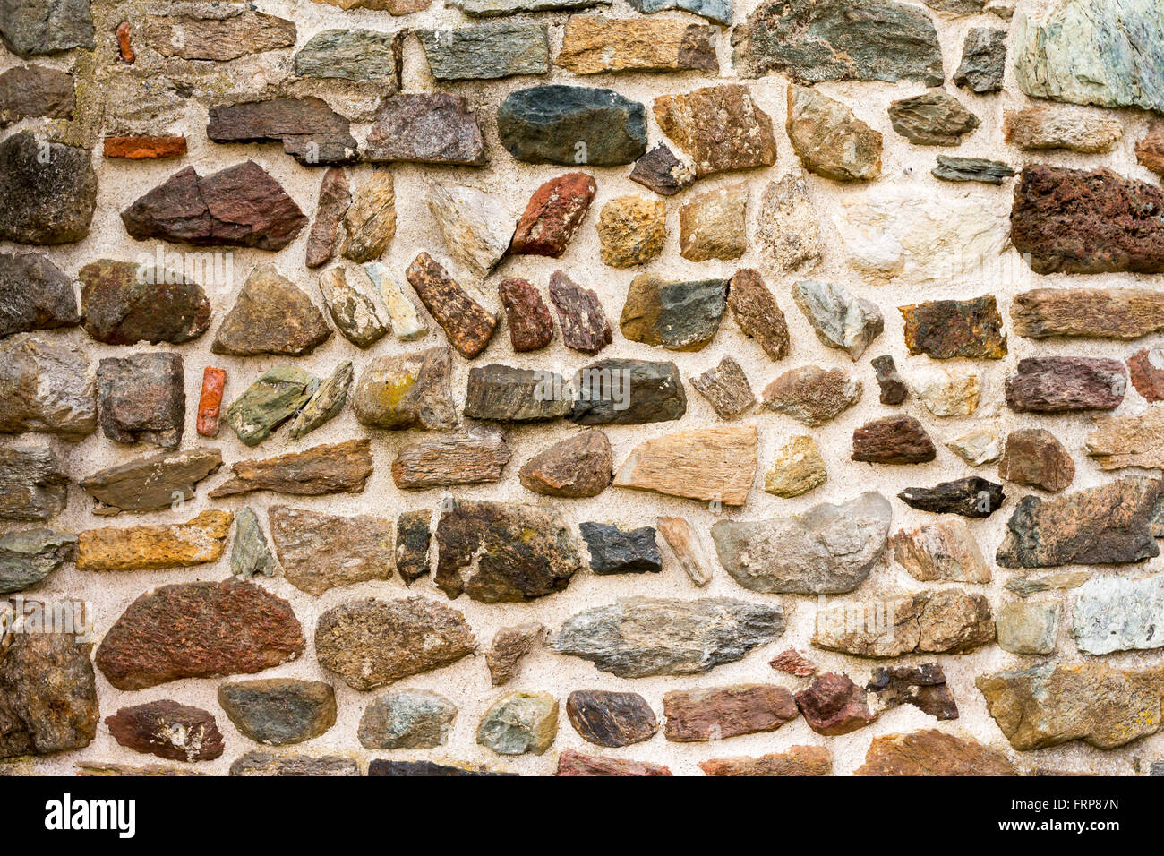 Sullo sfondo di un antico muro costruito con pietre Foto Stock