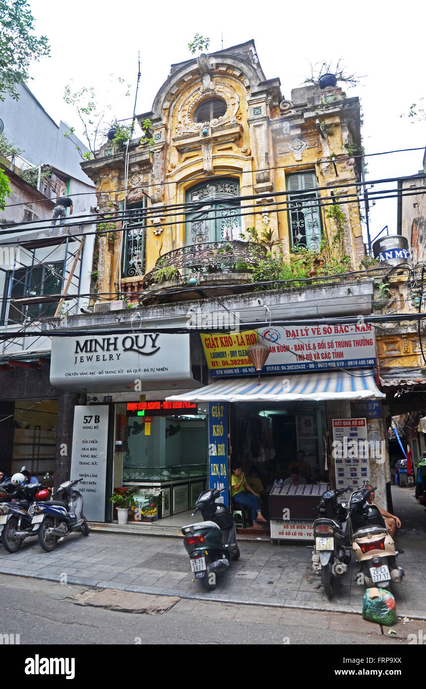 Una strada per lo shopping ad Hanoi, Vietnam Foto Stock