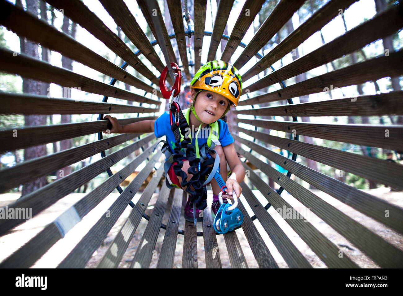 A 5 anni ragazza in un parco avventura in Corsica. Foto Stock
