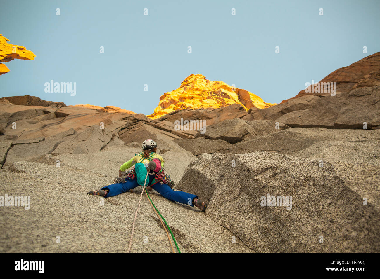 Scalatore francese in La Voie Petit, Grand Capucin, Mont-Blanc, Francia. Foto Stock