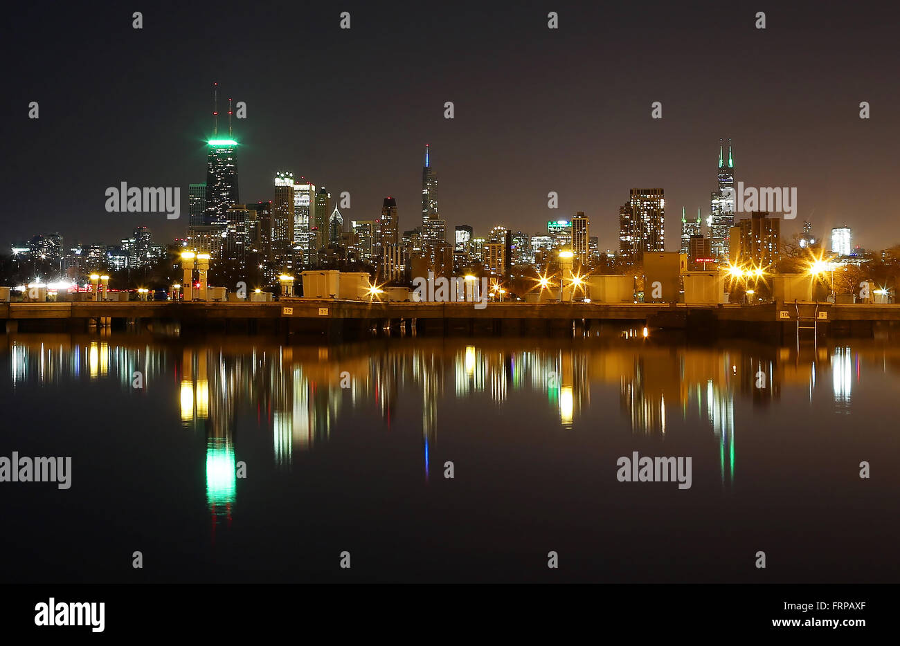 Downtown Chicago skyline notturno riflesso in Diversey Harbour a Chicago, Illinois, Stati Uniti d'America. Foto Stock