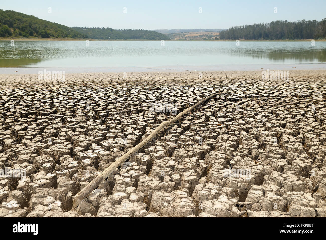 Lago secco crescente a causa di un eccessivo uso di acqua nelle industrie nelle vicinanze Foto Stock