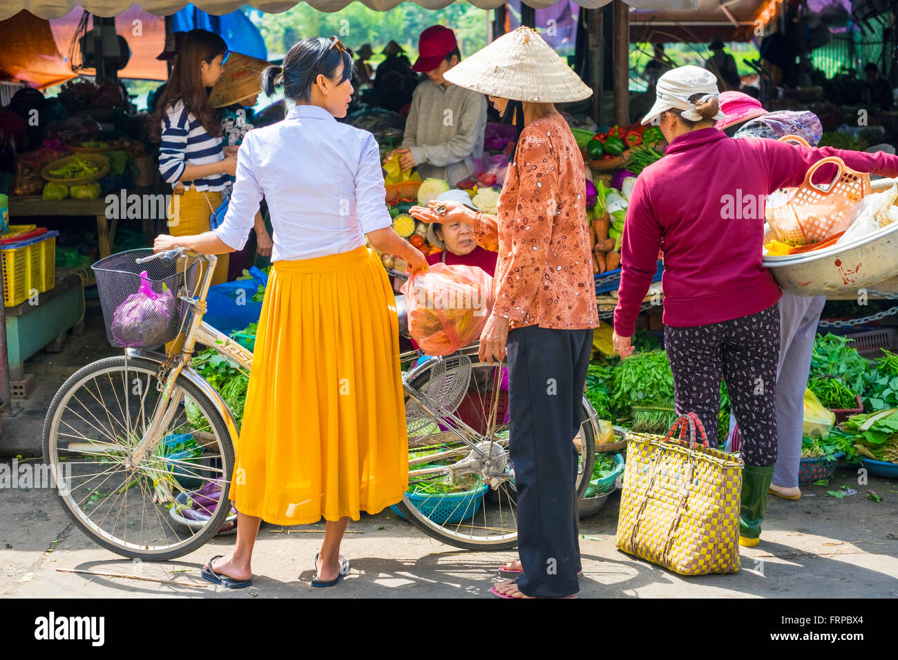 Donna vietnamita shopping al mercato di strada, Hoi An, Vietnam Foto Stock