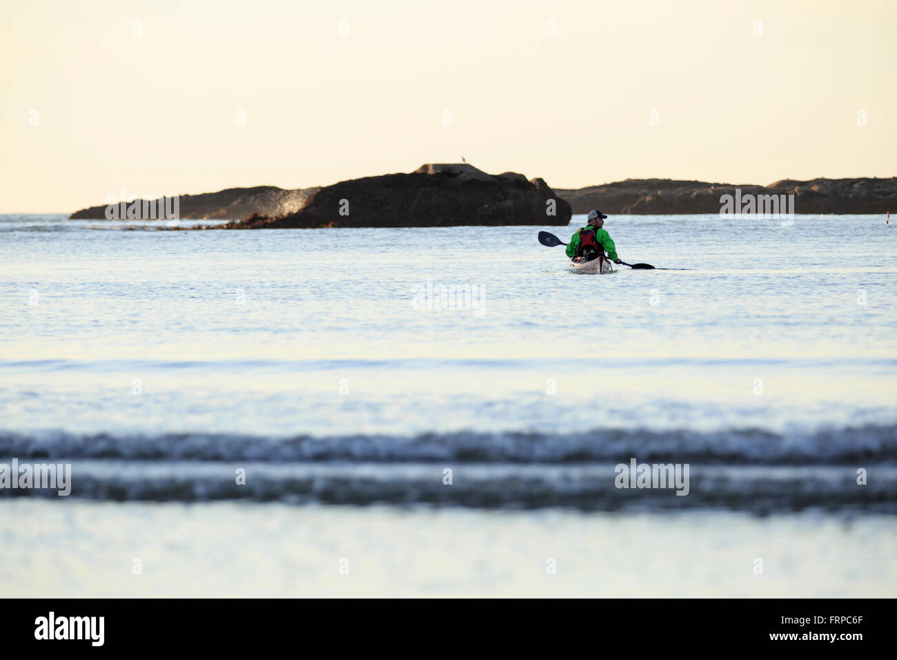 Piastre Kayaker appena fuori della Oregon Coast. Foto Stock