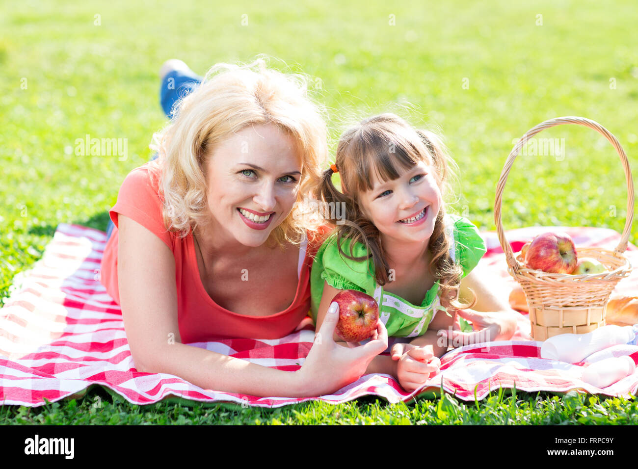 Madre di famiglia e kid avente picnic nel parco di estate Foto Stock